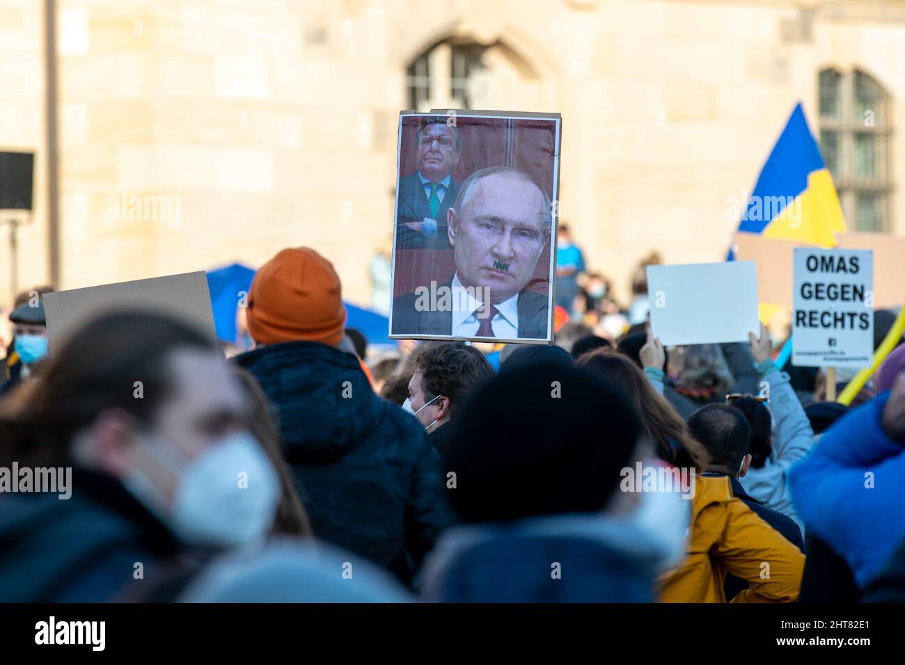 Dresden, Deutschland. 27.. Februar 2022. Ein Mann hält ein Abbild des russischen Präsidenten Putin und des ehemaligen Kanzlers G. Schröder bei einer Demonstration auf dem Neumarkt-Platz gegen den russischen Angriff auf die Ukraine. Nach Angaben der Polizei versammelten sich nach einem Aufruf der Parteien in Dresden mehr als 3000 Personen. Quelle: Daniel Schäfer/dpa-Zentralbild/dpa/Alamy Live News Stockfoto