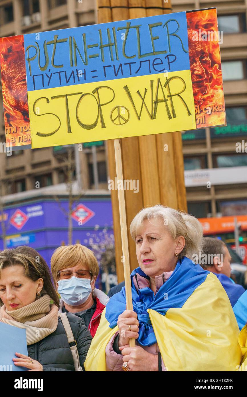 Madrid, Spanien. 27.. Februar 2022. Ein Protestler hält ein Plakat mit der Aufschrift "Putin = Hitler, Stop war" während einer Antikriegsdemonstration auf der Plaza de España España, Madrid.ukrainische Anhänger versammeln sich am fünften Tag, nachdem Russland das Gebiet der Ukraine angegriffen hatte, um gegen den Krieg zu protestieren. (Foto: Atilano Garcia/SOPA Images/Sipa USA) Quelle: SIPA USA/Alamy Live News Stockfoto