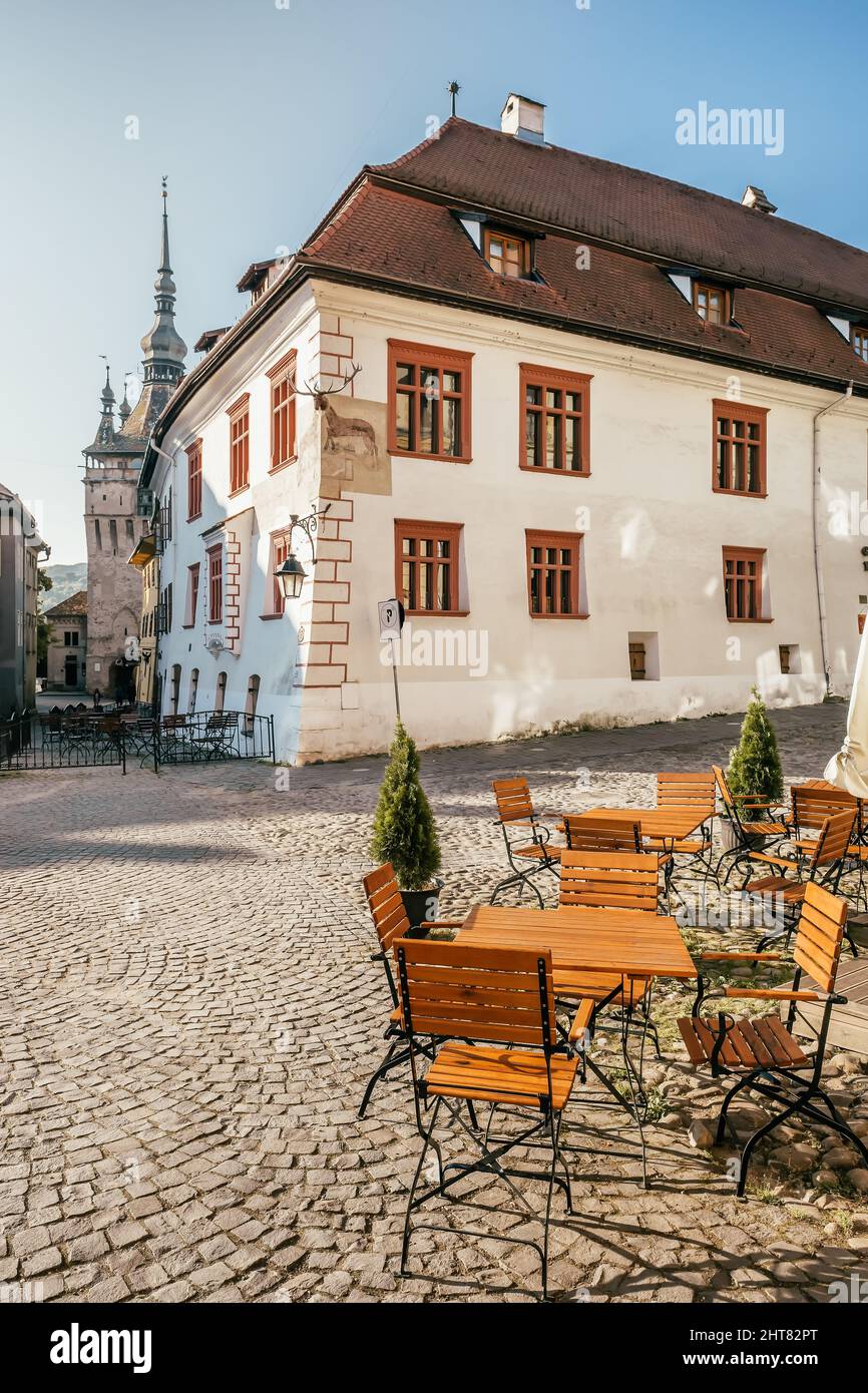 Straßenszene der mittelalterlichen Stadt Sighisoara in Transilvania, Rumänien. Stockfoto