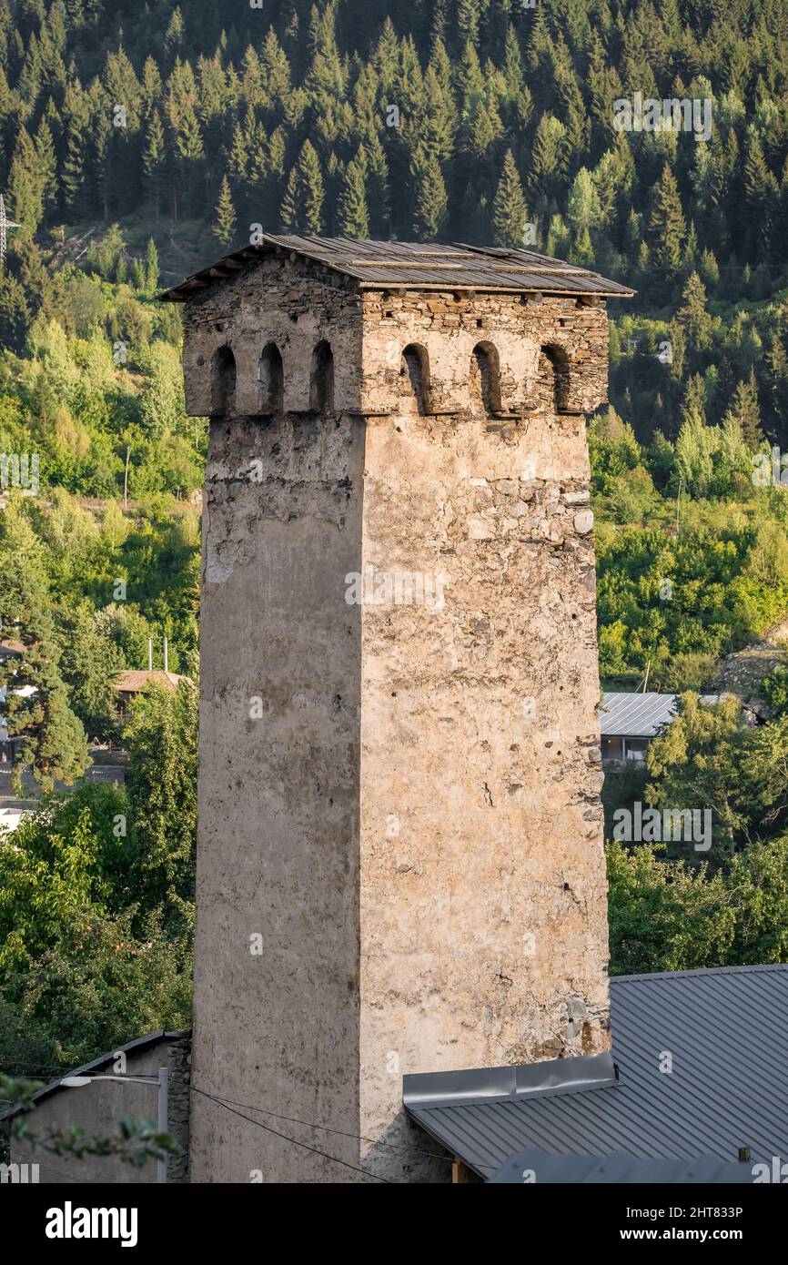 Historischer Turm von Swan in der Stadt Mestia, Region Svaneti, Georgien Stockfoto