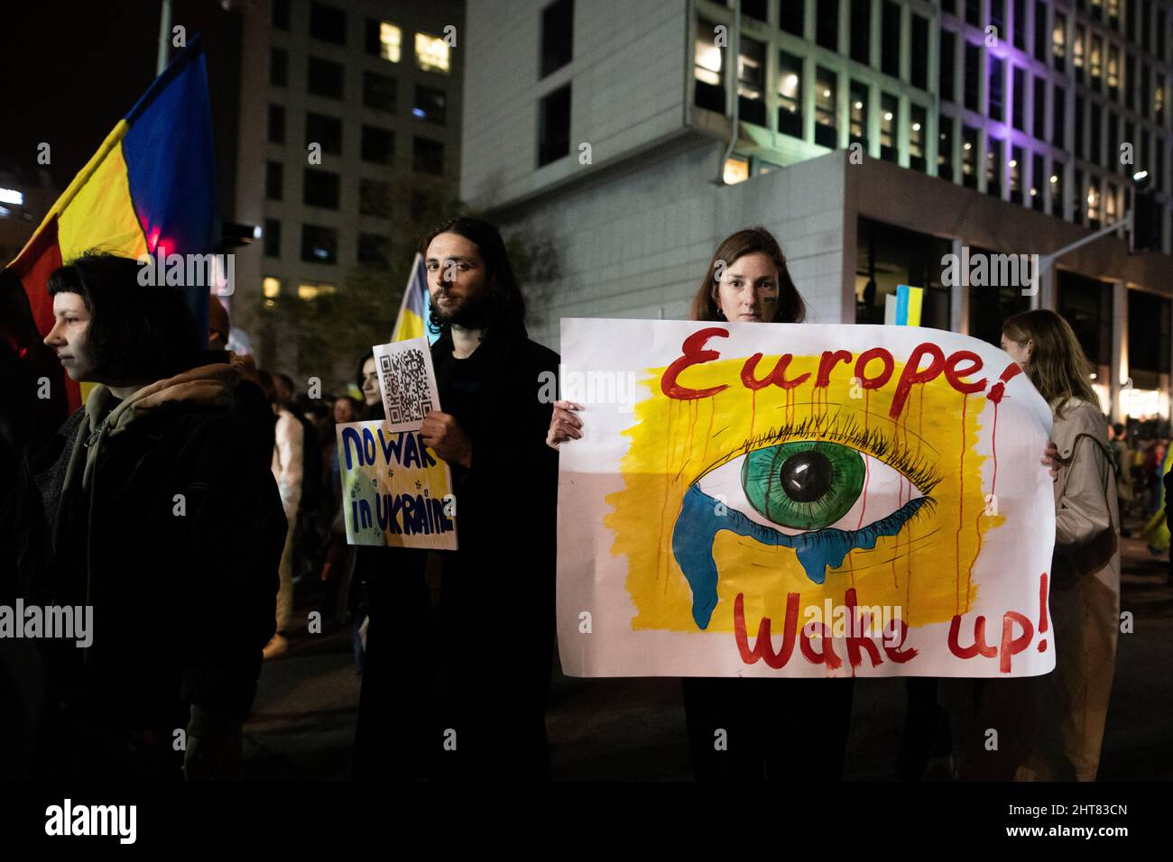 Israel. 26.. Februar 2022. Tausende Anhänger der israelischen Ukraine demonstrieren gegen die russische Invasion. Tel Aviv, Israel. Februar 26. 2022. (Foto: Matan Golan/Sipa USA) Quelle: SIPA USA/Alamy Live News Stockfoto
