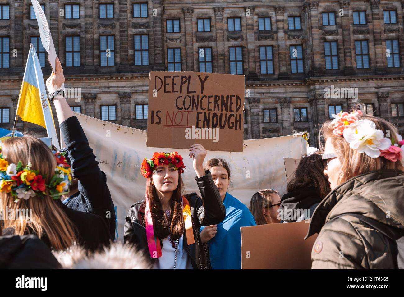 Niederlande, Amsterdam, 27.02.2022 - Eine Demonstration gegen den Krieg in der Ukraine. Protest gegen russische Invasion in der Ukraine. Einige Anti-war-Sings, Banner Stockfoto