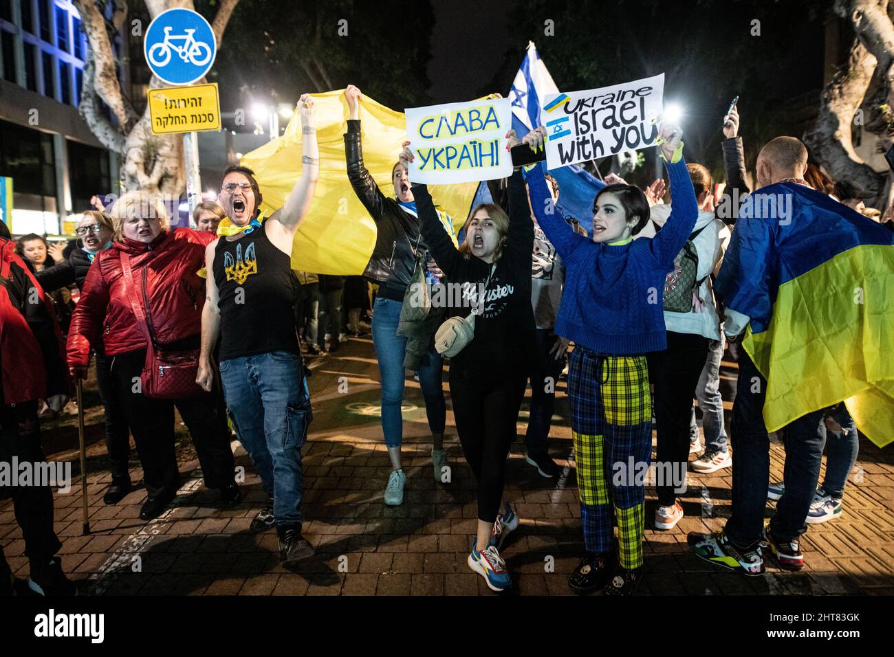 Israel. 26.. Februar 2022. Tausende Anhänger der israelischen Ukraine demonstrieren gegen die russische Invasion. Tel Aviv, Israel. Februar 26. 2022. (Foto: Matan Golan/Sipa USA) Quelle: SIPA USA/Alamy Live News Stockfoto