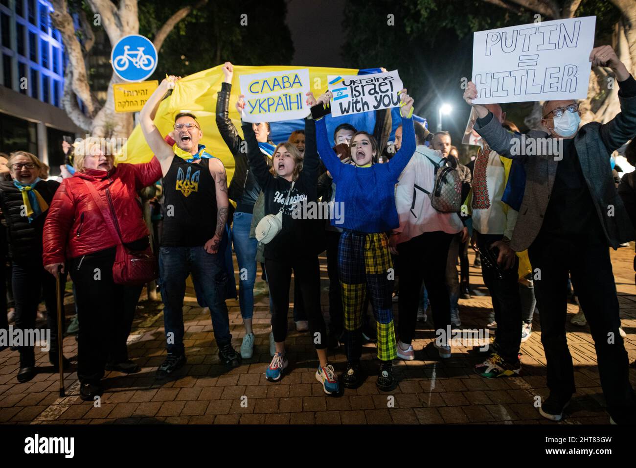 Israel. 26.. Februar 2022. Tausende Anhänger der israelischen Ukraine demonstrieren gegen die russische Invasion. Tel Aviv, Israel. Februar 26. 2022. (Foto: Matan Golan/Sipa USA) Quelle: SIPA USA/Alamy Live News Stockfoto