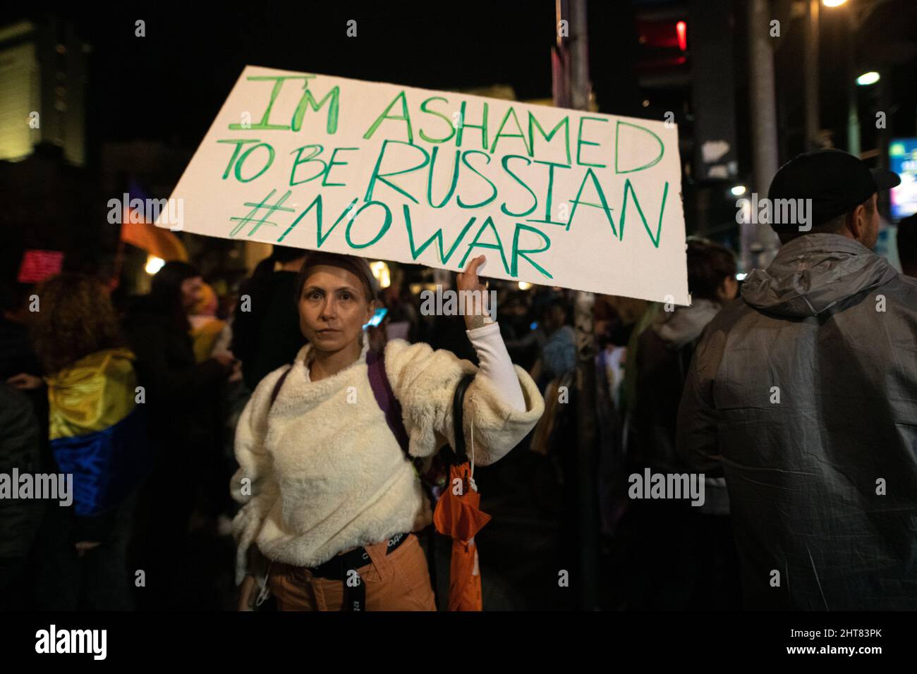 Israel. 26.. Februar 2022. Tausende Anhänger der israelischen Ukraine demonstrieren gegen die russische Invasion. Tel Aviv, Israel. Februar 26. 2022. (Foto: Matan Golan/Sipa USA) Quelle: SIPA USA/Alamy Live News Stockfoto