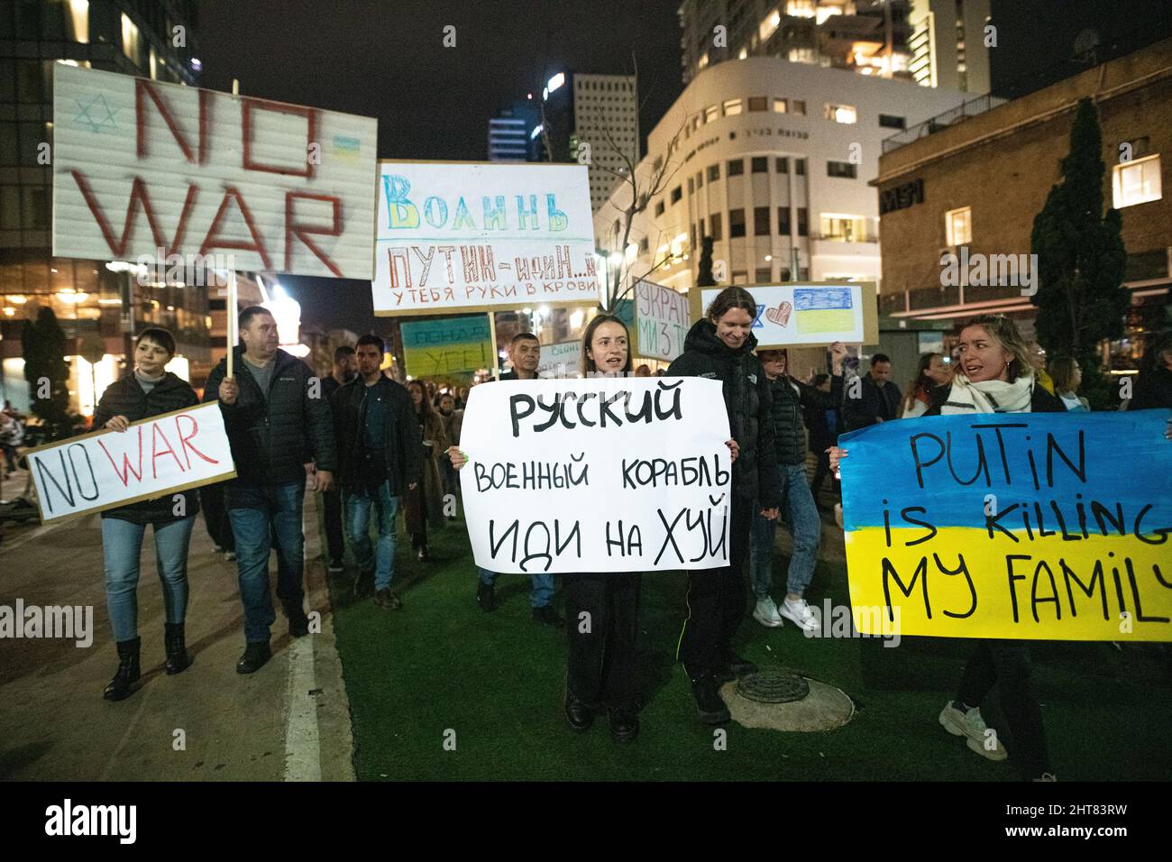 Israel. 26.. Februar 2022. Tausende Anhänger der israelischen Ukraine demonstrieren gegen die russische Invasion. Tel Aviv, Israel. Februar 26. 2022. (Foto: Matan Golan/Sipa USA) Quelle: SIPA USA/Alamy Live News Stockfoto