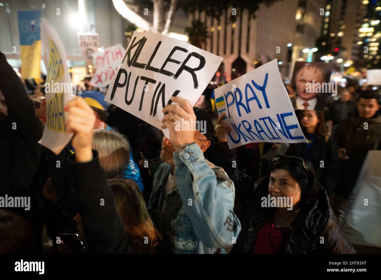 Israel. 26.. Februar 2022. Tausende Anhänger der israelischen Ukraine demonstrieren gegen die russische Invasion. Tel Aviv, Israel. Februar 26. 2022. (Foto: Matan Golan/Sipa USA) Quelle: SIPA USA/Alamy Live News Stockfoto