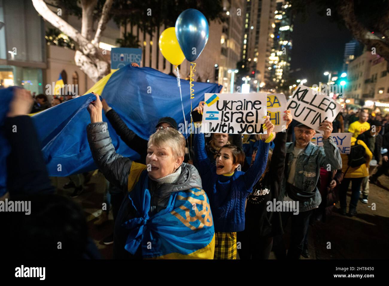 Israel. 26.. Februar 2022. Tausende Anhänger der israelischen Ukraine demonstrieren gegen die russische Invasion. Tel Aviv, Israel. Februar 26. 2022. (Foto: Matan Golan/Sipa USA) Quelle: SIPA USA/Alamy Live News Stockfoto