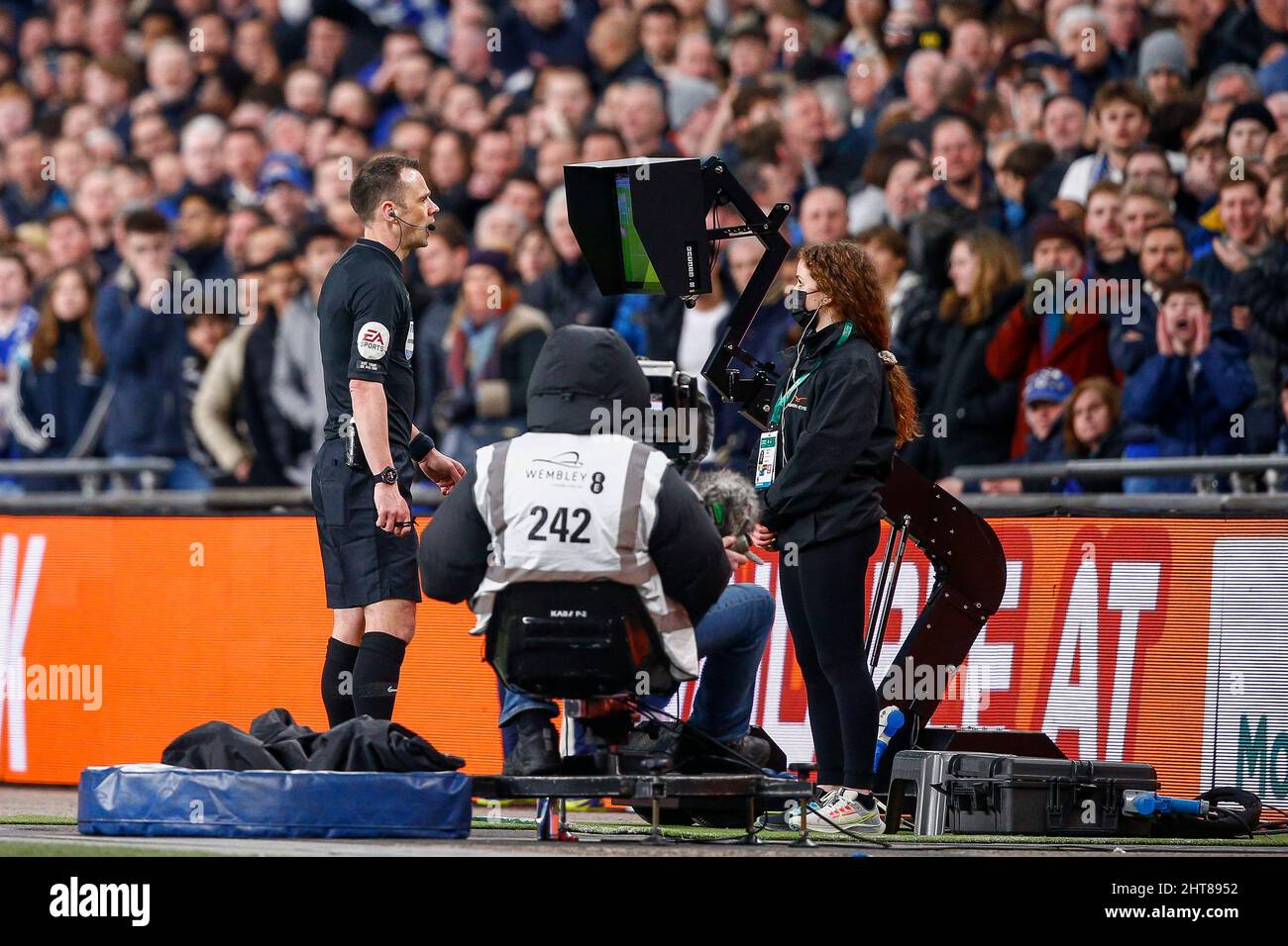 London, Großbritannien. 27.. Februar 2022. Schiedsrichter Stuart Attwell überprüft den VAR-Monitor und verbietet anschließend während des Carabao Cup Final-Spiels zwischen Chelsea und Liverpool im Wembley Stadium am 27. 2022. Februar in London, England, ein Liverpool-Tor im Offside-Bereich. (Foto von Paul Chesterton/phcimages.com) Quelle: PHC Images/Alamy Live News Stockfoto