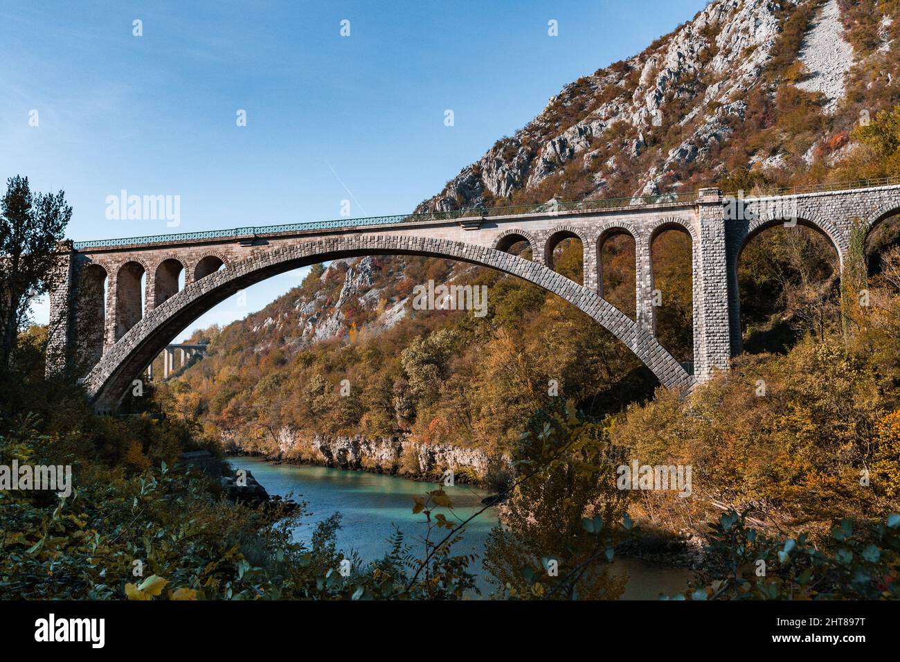 Steinbogenbahn auf der Solkan-Brücke über den Fluss Soca in Slowenien Stockfoto