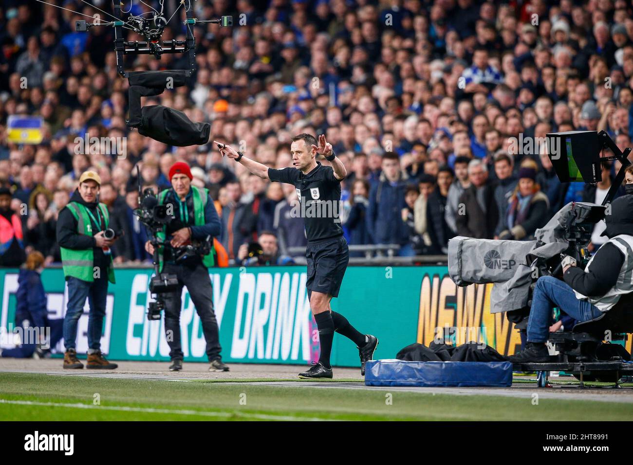 London, Großbritannien. 27.. Februar 2022. Schiedsrichter Stuart Attwell verbietet ein Liverpooler Tor im Offside-Bereich, nachdem er den VAR-Monitor während des Carabao-Cup-Finalmatches zwischen Chelsea und Liverpool im Wembley-Stadion am 27. 2022. Februar in London, England, überprüft hatte. (Foto von Paul Chesterton/phcimages.com) Quelle: PHC Images/Alamy Live News Stockfoto