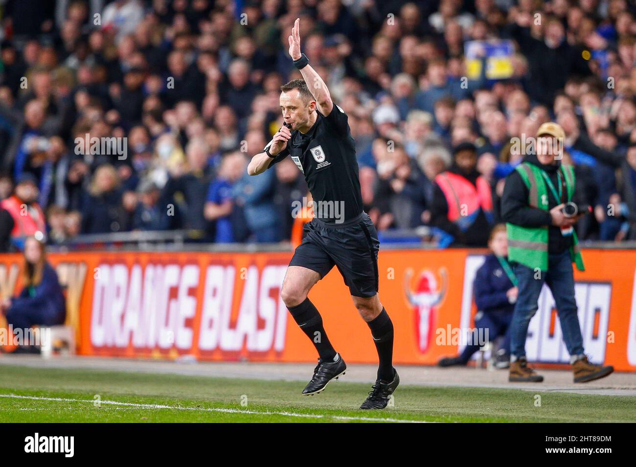 London, Großbritannien. 27.. Februar 2022. Schiedsrichter Stuart Attwell verbietet ein Liverpooler Tor im Offside-Bereich, nachdem er den VAR-Monitor während des Carabao-Cup-Finalmatches zwischen Chelsea und Liverpool im Wembley-Stadion am 27. 2022. Februar in London, England, überprüft hatte. (Foto von Paul Chesterton/phcimages.com) Quelle: PHC Images/Alamy Live News Stockfoto