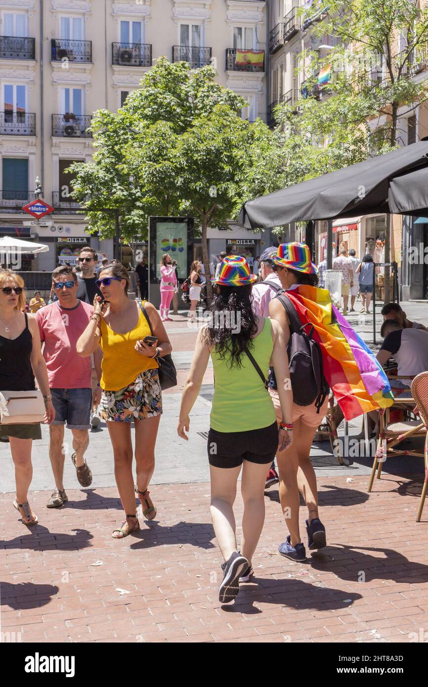 Nahaufnahme des Viertels Chueca in Madrid, dekoriert während des Gay Pride Day Stockfoto