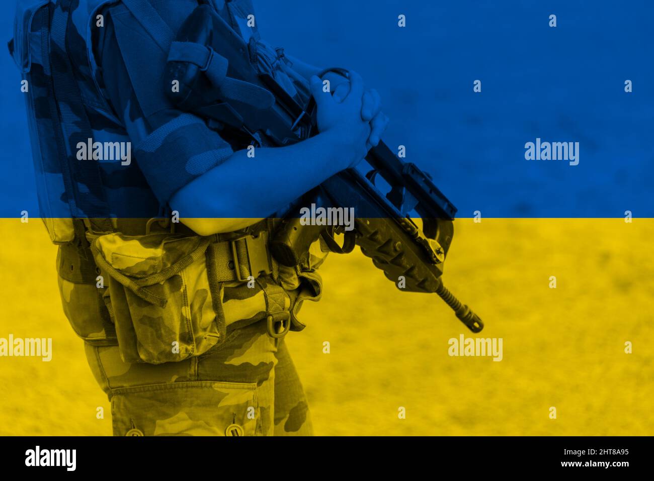 Russische Flagge und nicht identifizierter Soldat mit einem automatischen Riffel, Illustration zum Krieg zwischen der Ukraine und Russland Stockfoto