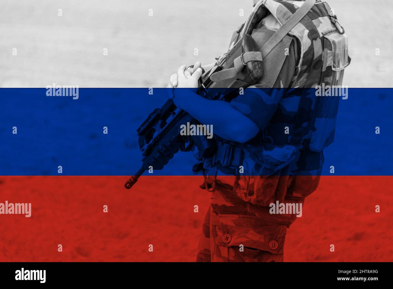 Russische Flagge und nicht identifizierter Soldat mit einem automatischen Riffel, Illustration zum Krieg zwischen der Ukraine und Russland Stockfoto