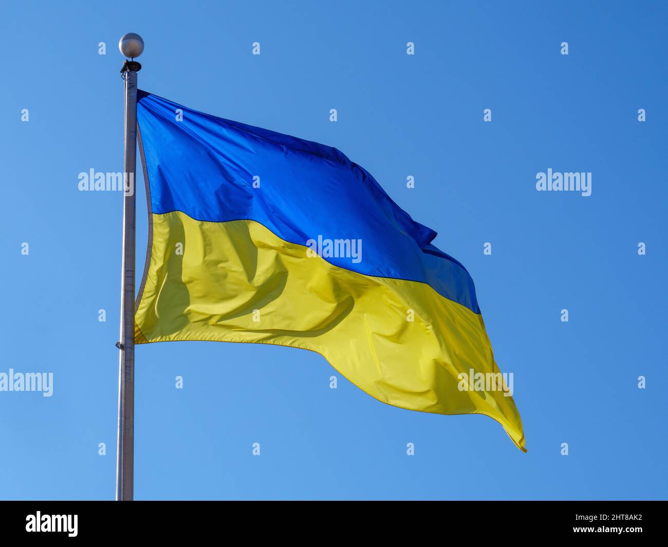 Die ukrainische Flagge, die im Stadtteil Ukrainian Village in Chicago, Illinois, fliegt. Stockfoto