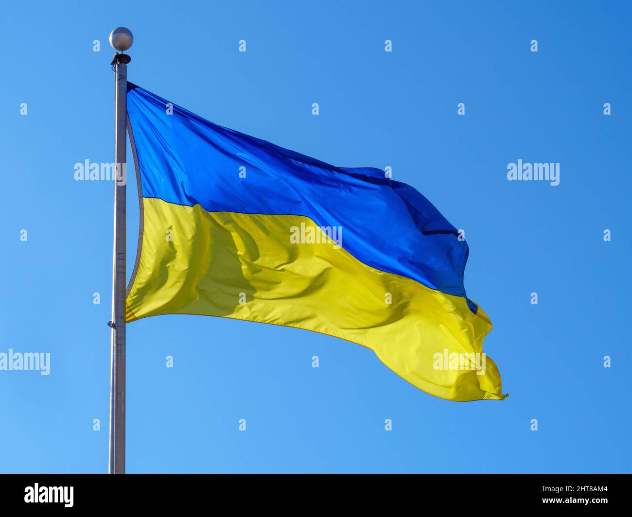 Die ukrainische Flagge, die im Stadtteil Ukrainian Village in Chicago, Illinois, fliegt. Stockfoto