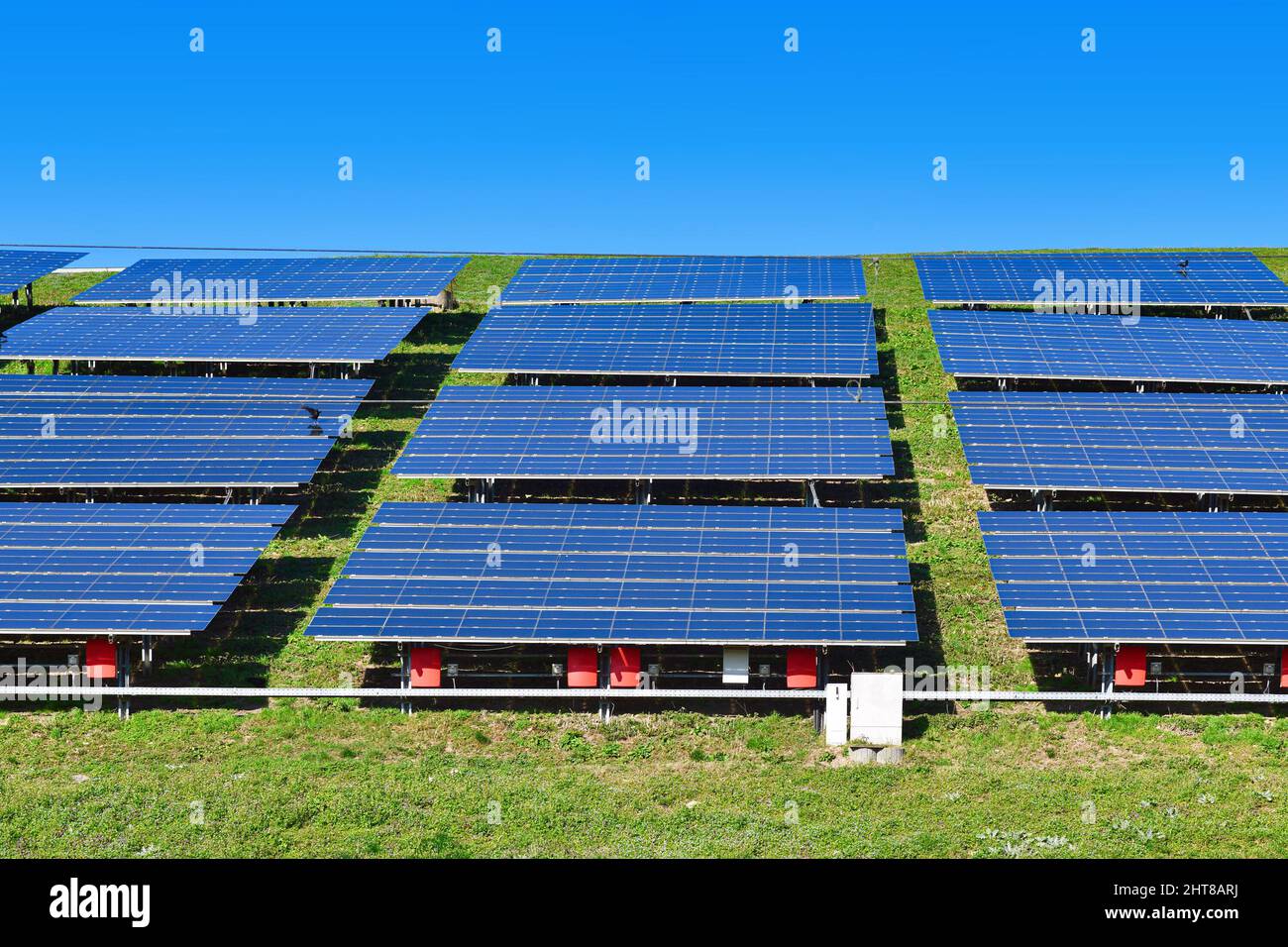 Photovoltaik-Anlage mit Solarenergie auf dem Hügel installiert Stockfoto