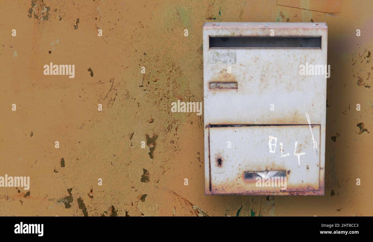 Antike alte Briefkasten an der Wand Stockfoto
