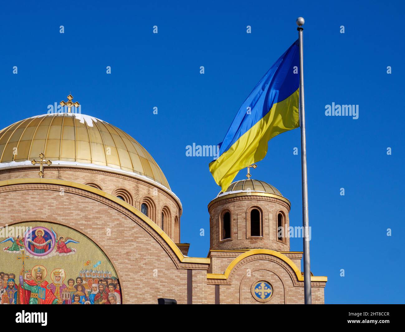 Ukrainische Flagge & Heilige Volodymyr & Olha Ukrainische katholische Kirche, Chicago, Illinois. Stockfoto
