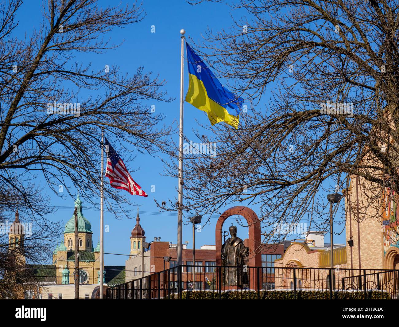 Ukrainische & Vereinigte Staaten Flaggen und Heilige Volodymyr & Olha Ukrainische katholische Kirche, Chicago, Illinois. Stockfoto
