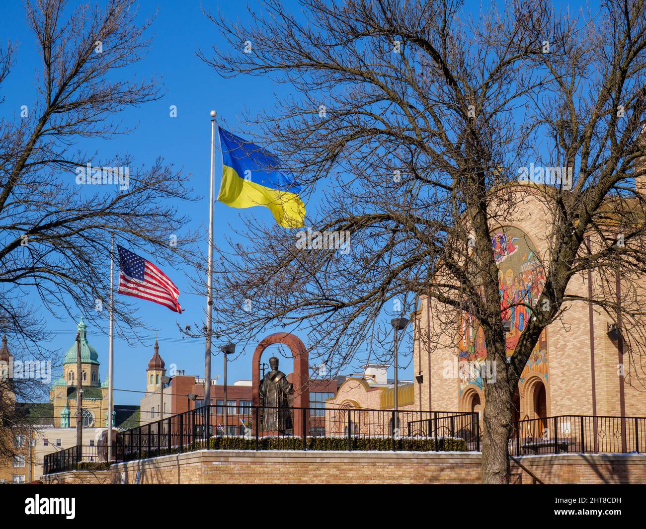 Ukrainische & Vereinigte Staaten Flaggen und Heilige Volodymyr & Olha Ukrainische katholische Kirche, Chicago, Illinois. Stockfoto