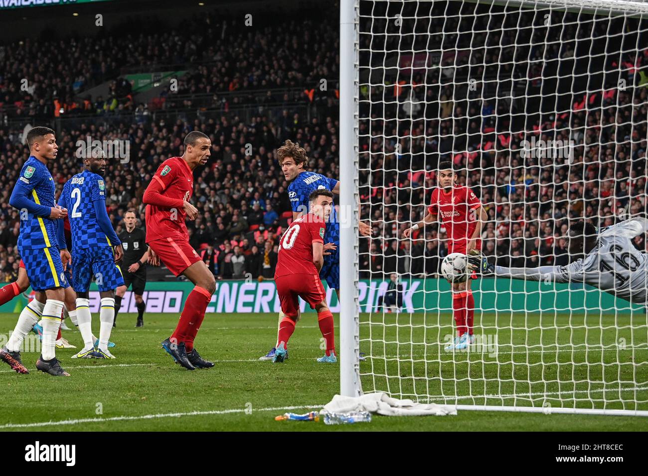 Édouard Mendy #16 von Chelsea rettet einen Header von Virgil van Dijk #4 von Liverpool Stockfoto