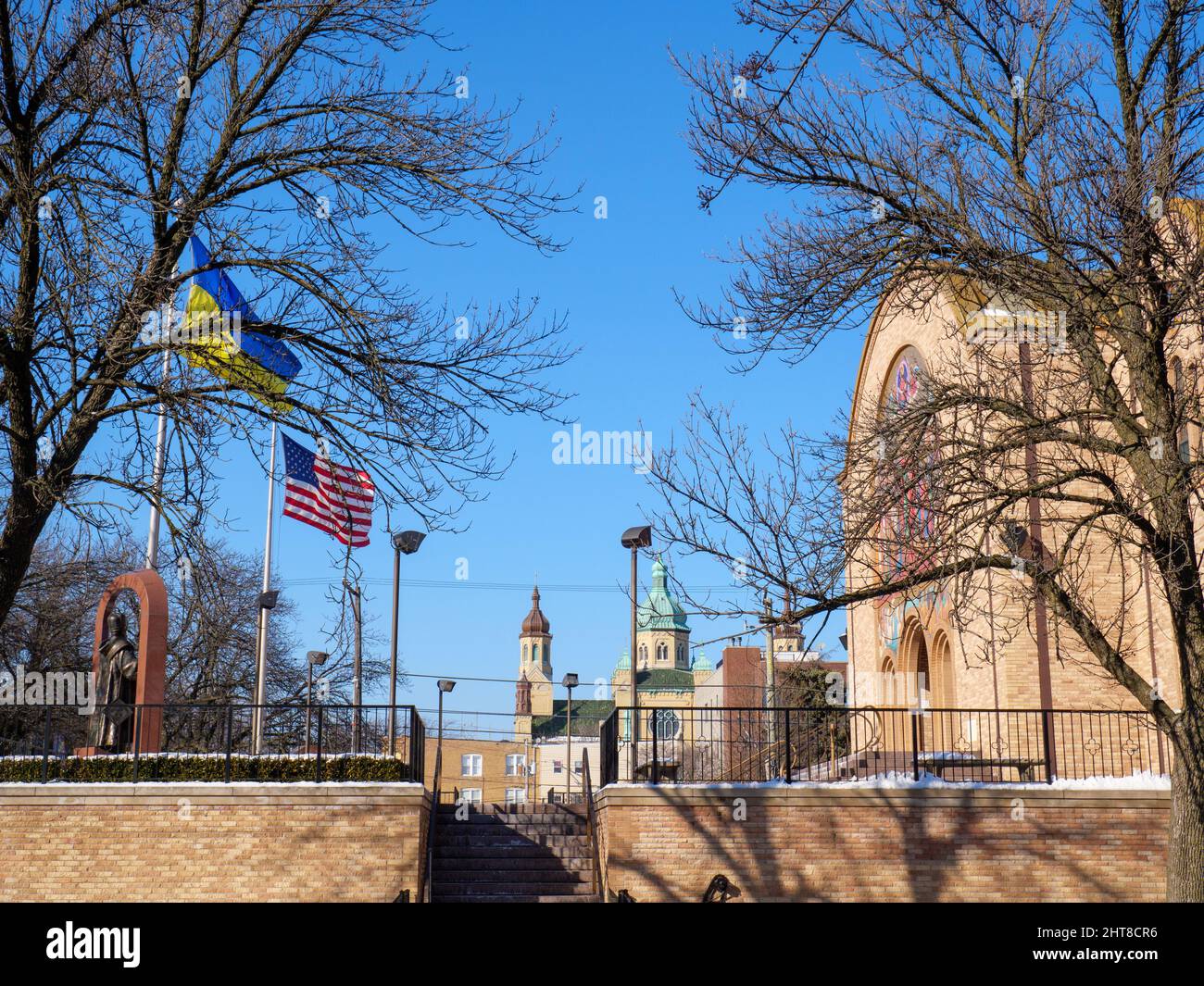Saints Volodymyr & Olha Ukrainische katholische Kirche mit der St. Nicholkkathedrale in der Ferne, Stadtteil Ukrainian Village, Chicago, Illinois. Stockfoto