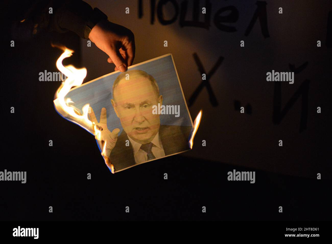 Israel. 26.. Februar 2022. Der Protestierende verbrennt ein Foto von Putin während eines Protestes israelischer Anhänger der Ukraine gegen die russische Invasion. Tel Aviv, Israel. Februar 26. 2022. (Foto: Matan Golan/Sipa USA) Quelle: SIPA USA/Alamy Live News Stockfoto