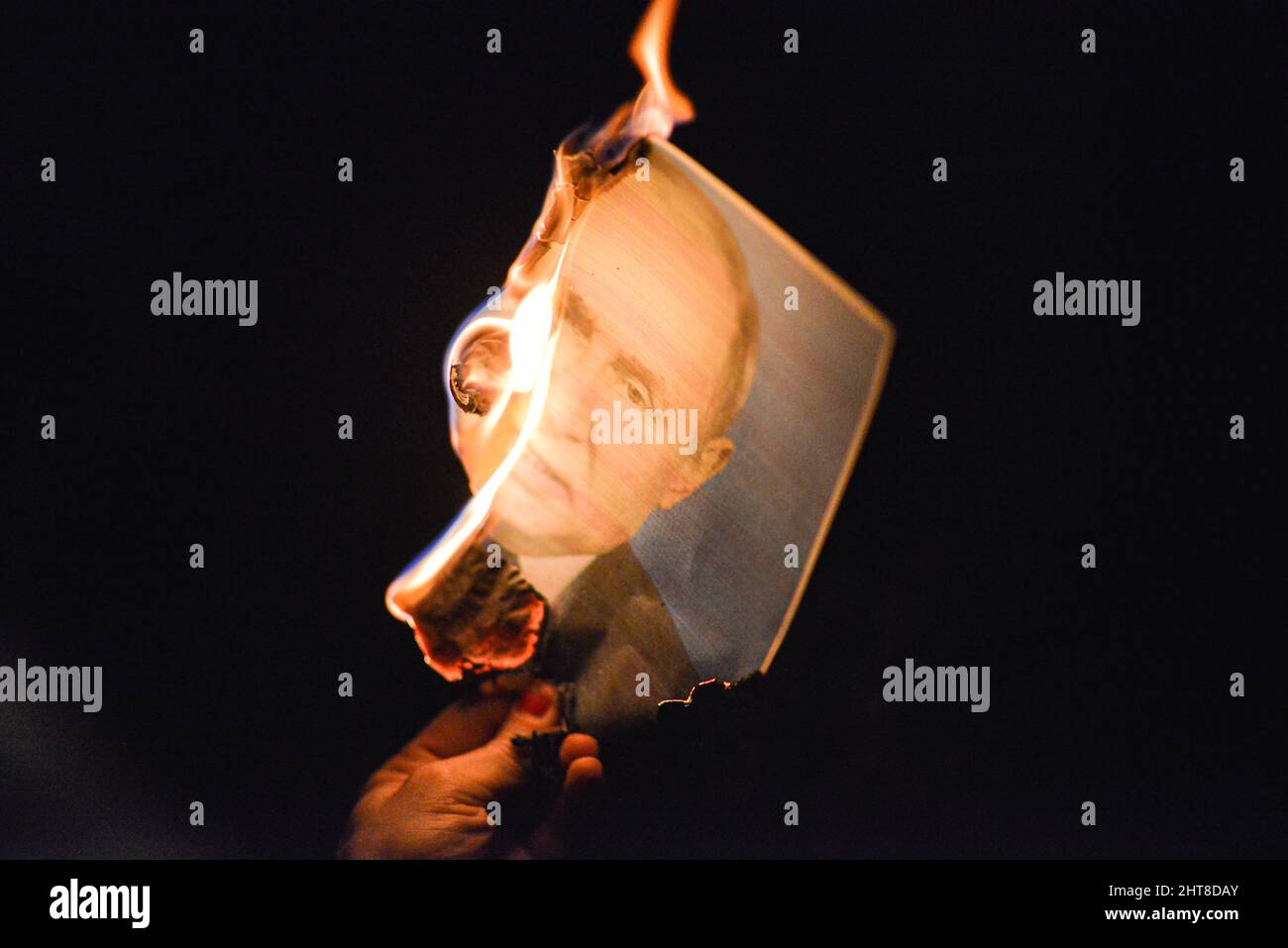 Israel. 26.. Februar 2022. Der Protestierende verbrennt ein Foto von Putin während eines Protestes israelischer Anhänger der Ukraine gegen die russische Invasion. Tel Aviv, Israel. Februar 26. 2022. (Foto: Matan Golan/Sipa USA) Quelle: SIPA USA/Alamy Live News Stockfoto