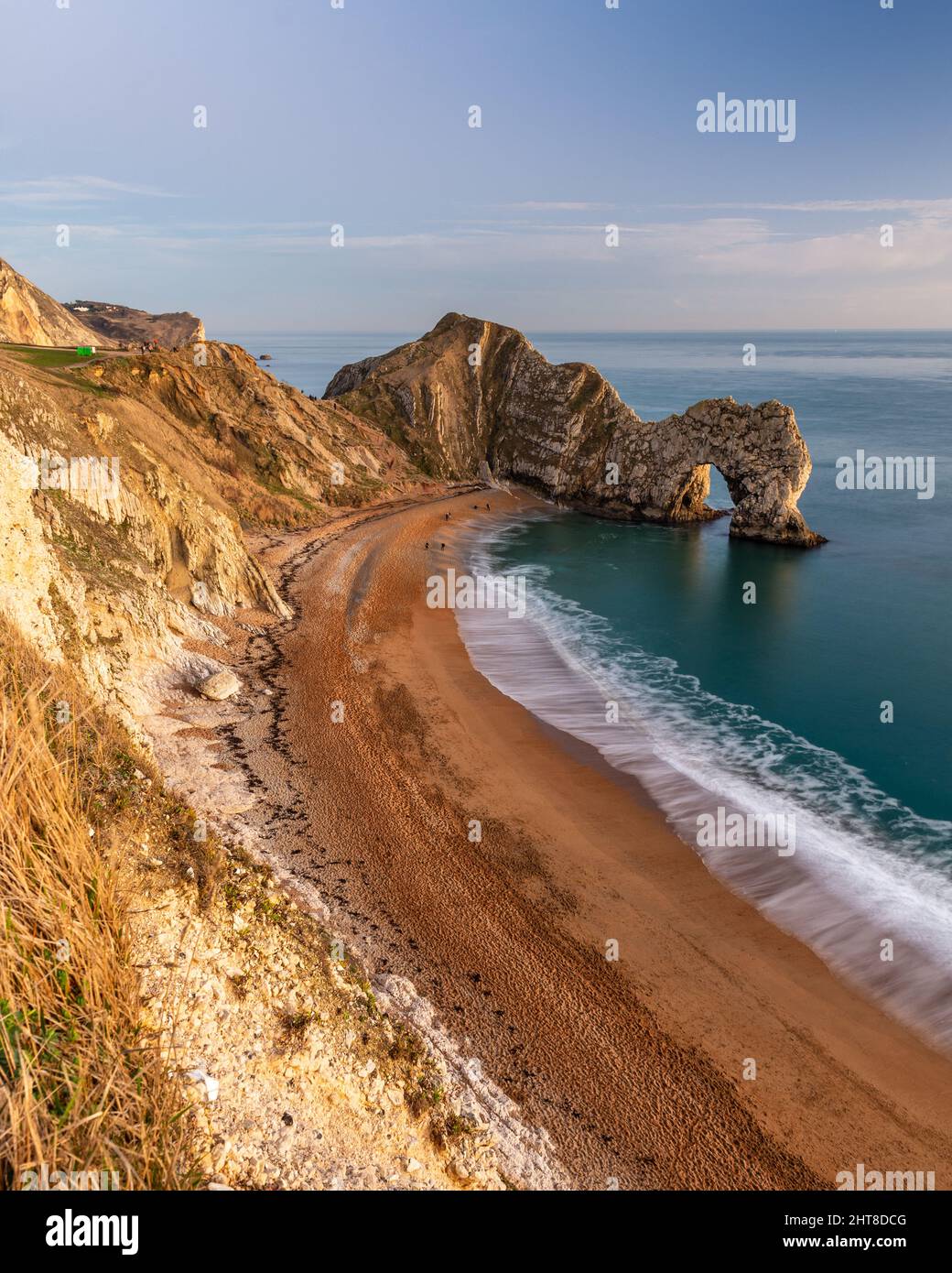 Dorset, England, Großbritannien - 27 Dezember, 2018: Die Menschen laufen am Strand entlang und clifftop Coast Path at Durdle Door auf in Dorset Jurassic Coast. Stockfoto