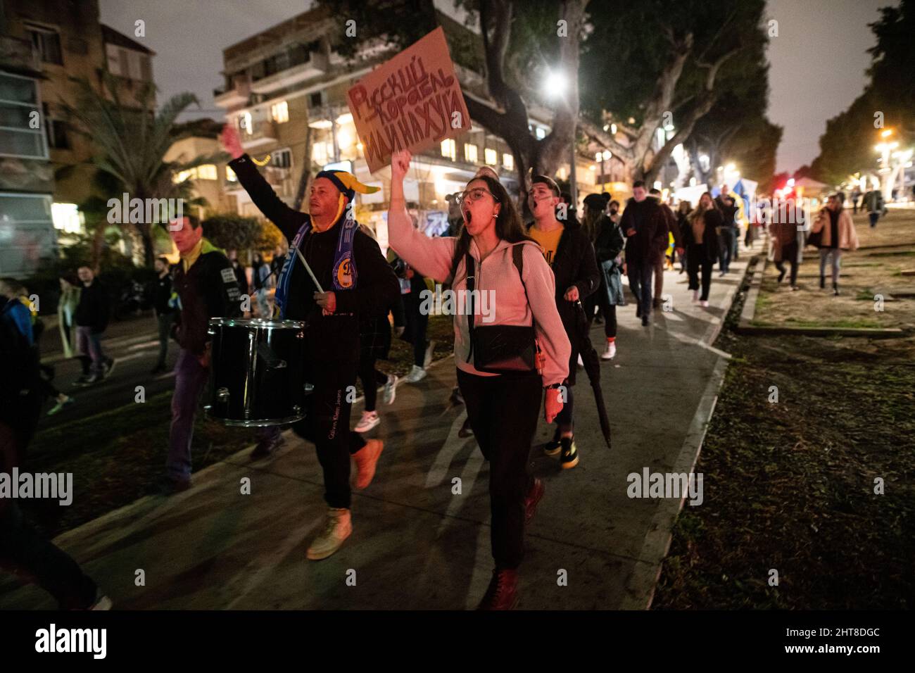Israel. 26.. Februar 2022. Tausende Anhänger der israelischen Ukraine demonstrieren gegen die russische Invasion. Tel Aviv, Israel. Februar 26. 2022. (Foto: Matan Golan/Sipa USA) Quelle: SIPA USA/Alamy Live News Stockfoto