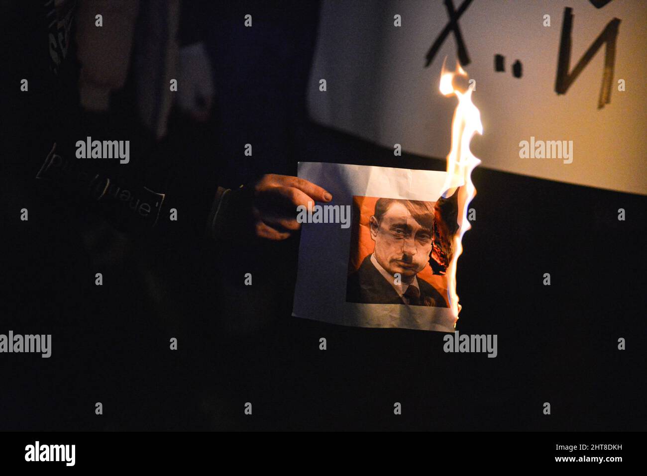 Israel. 26.. Februar 2022. Der Protestler verbrennt ein Foto von Putin und Hitler während eines Protestes israelischer Anhänger der Ukraine gegen die russische Invasion. Tel Aviv, Israel. Februar 26. 2022. (Foto: Matan Golan/Sipa USA) Quelle: SIPA USA/Alamy Live News Stockfoto