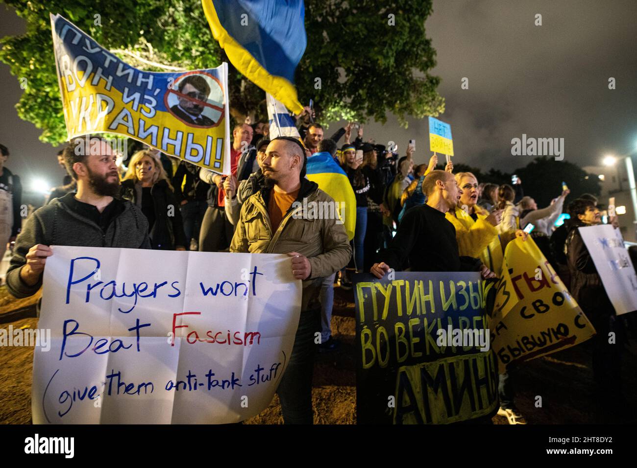 Israel. 26.. Februar 2022. Tausende Anhänger der israelischen Ukraine demonstrieren gegen die russische Invasion. Tel Aviv, Israel. Februar 26. 2022. (Foto: Matan Golan/Sipa USA) Quelle: SIPA USA/Alamy Live News Stockfoto