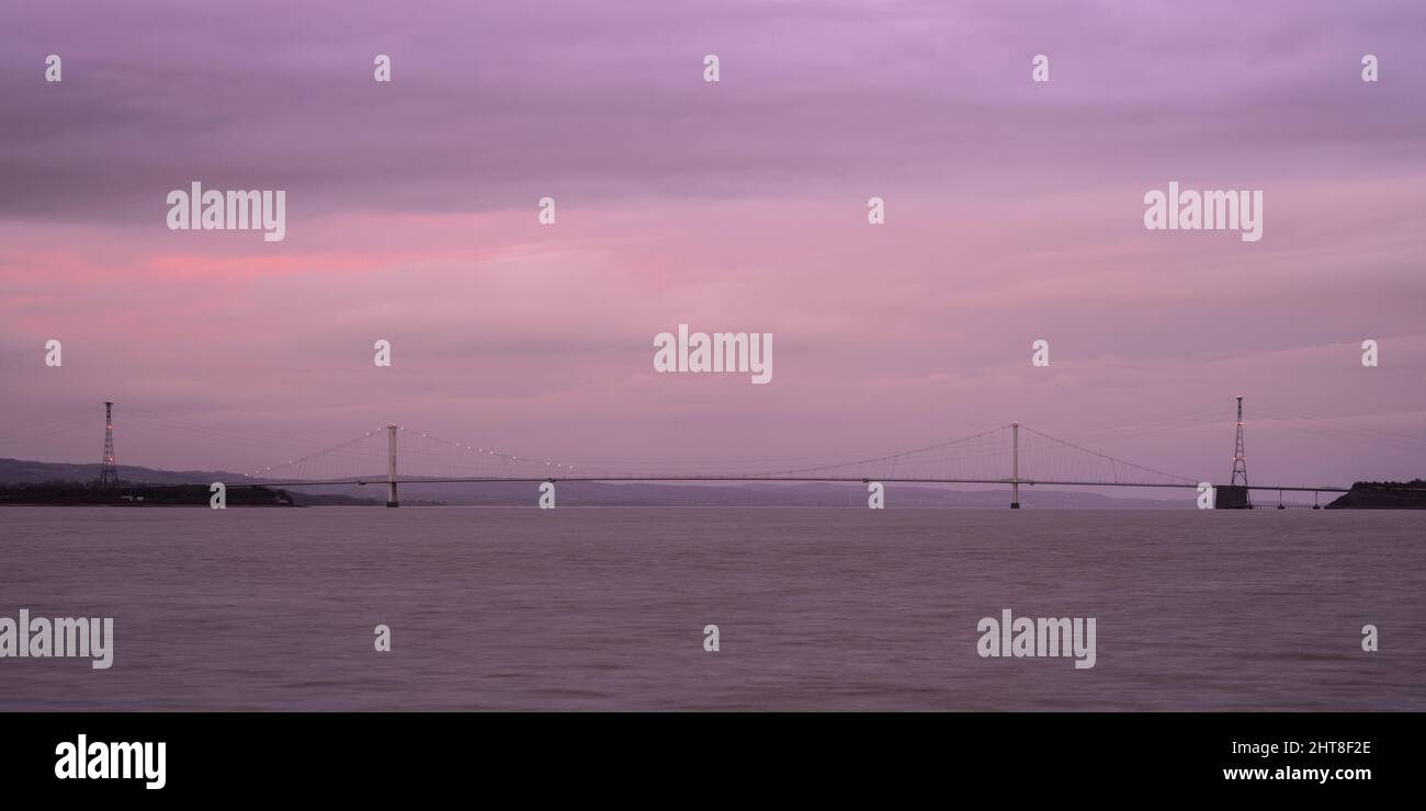 Die alte Severn Bridge in der Abenddämmerung an der Flussmündung des Severn in Gloucestershire. Stockfoto