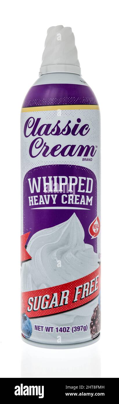 Winneconne, WI -19. Februar 2021: Eine Dose Classic Cream Heavy Schlagsahne auf einem isolierten Hintergrund Stockfoto