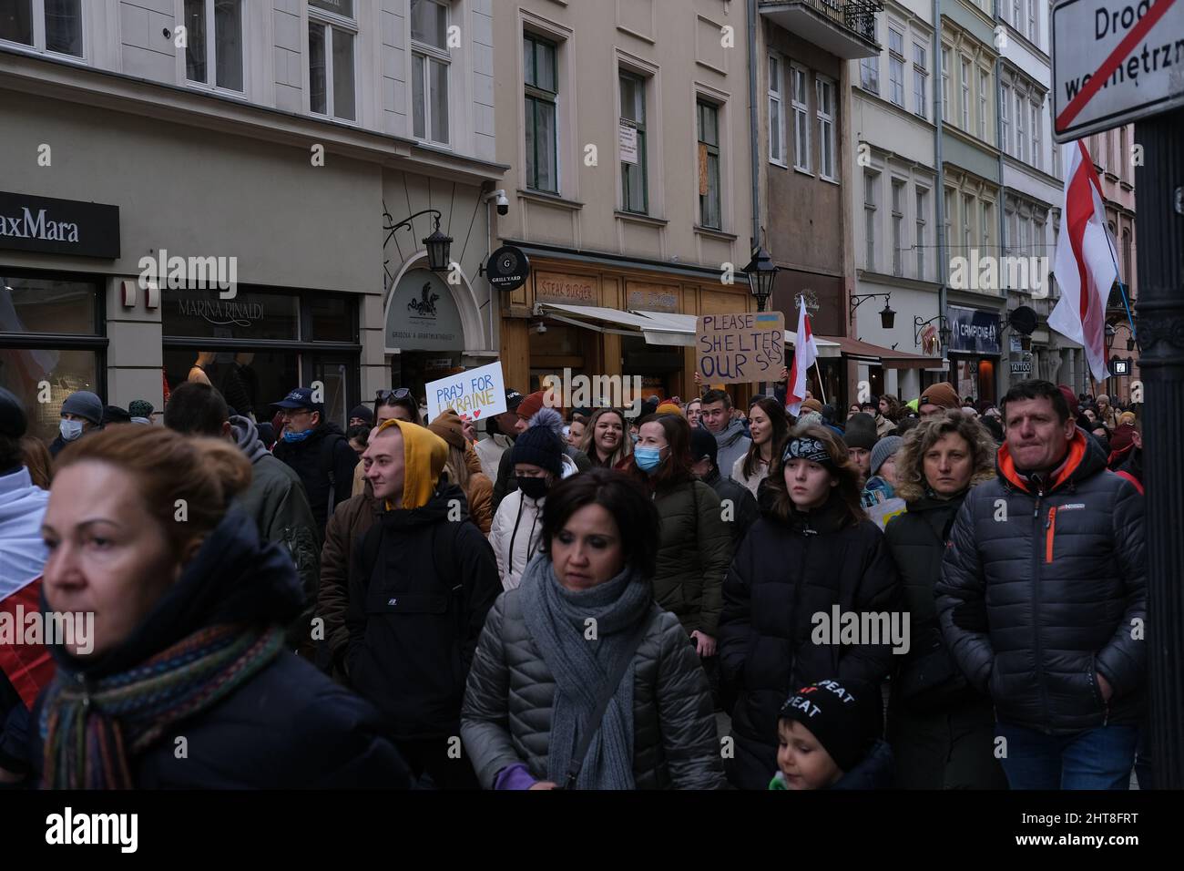 Polen - 27. Februar 2022: Demonstration gegen russische Aggression in der Ukraine, Menschen mit politischen Transparenten sagen Nein zu Putin, Krieg beenden, Krieg Ukraine Stockfoto