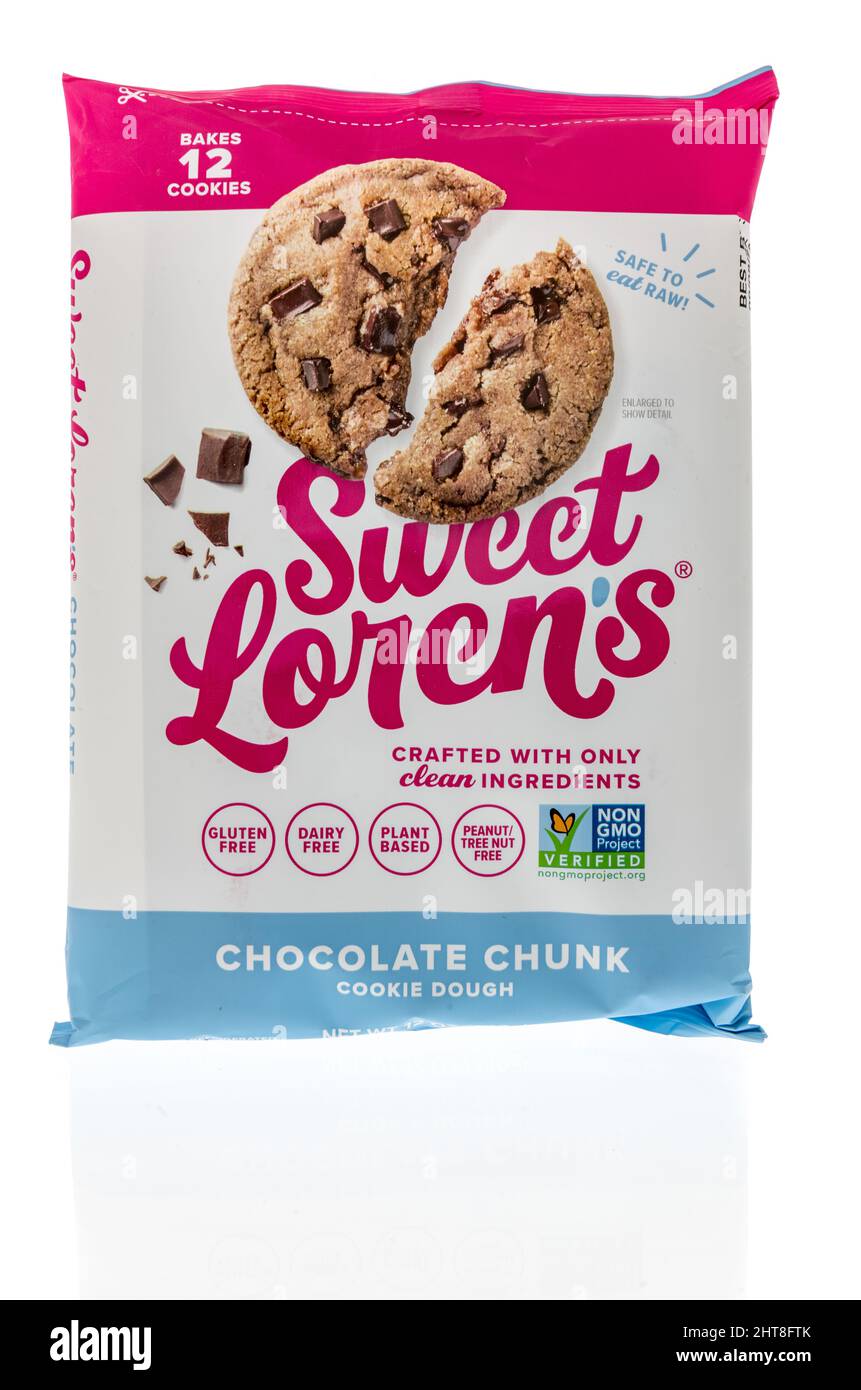 Winneconne, WI -19 Februar 2021: Ein Paket von Sweet Lorens Chocolate Chunk Cookie Teig auf einem isolierten Hintergrund Stockfoto