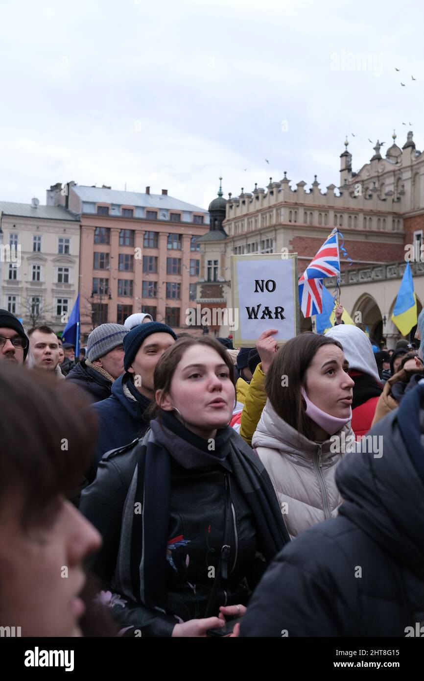 Polen - 27. Februar 2022: Demonstration gegen russische Aggression in der Ukraine, Menschen mit politischen Transparenten sagen Nein zu Putin, Krieg beenden, Krieg Ukraine Stockfoto