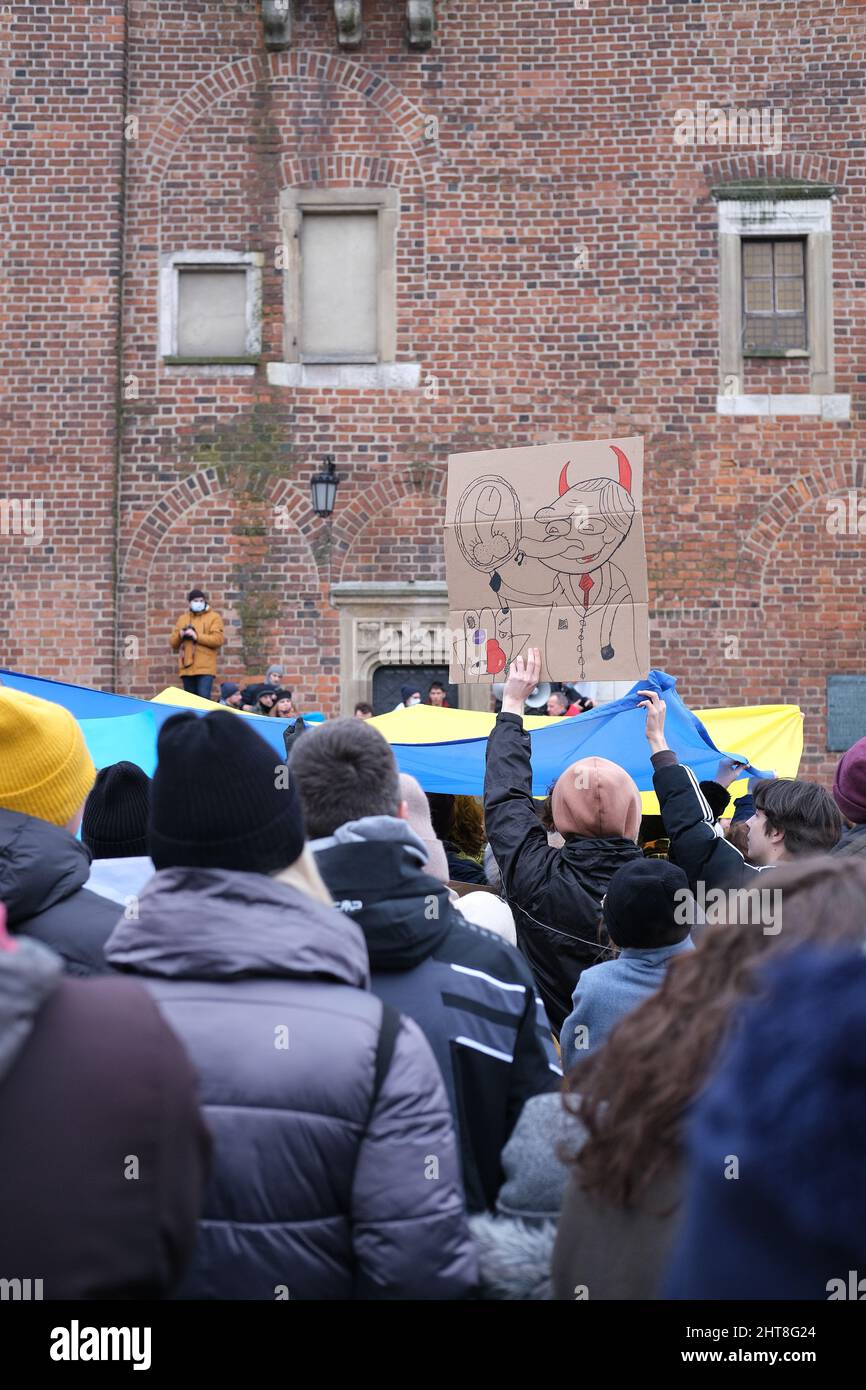 Polen - 27. Februar 2022: Demonstration gegen russische Aggression in der Ukraine, Menschen mit politischen Transparenten sagen Nein zu Putin, Krieg beenden, Krieg Ukraine Stockfoto