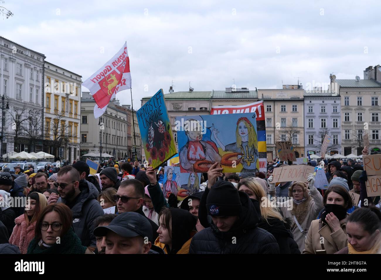 Polen - 27. Februar 2022: Demonstration gegen russische Aggression in der Ukraine, Menschen mit politischen Transparenten sagen Nein zu Putin, Krieg beenden, Krieg Ukraine Stockfoto