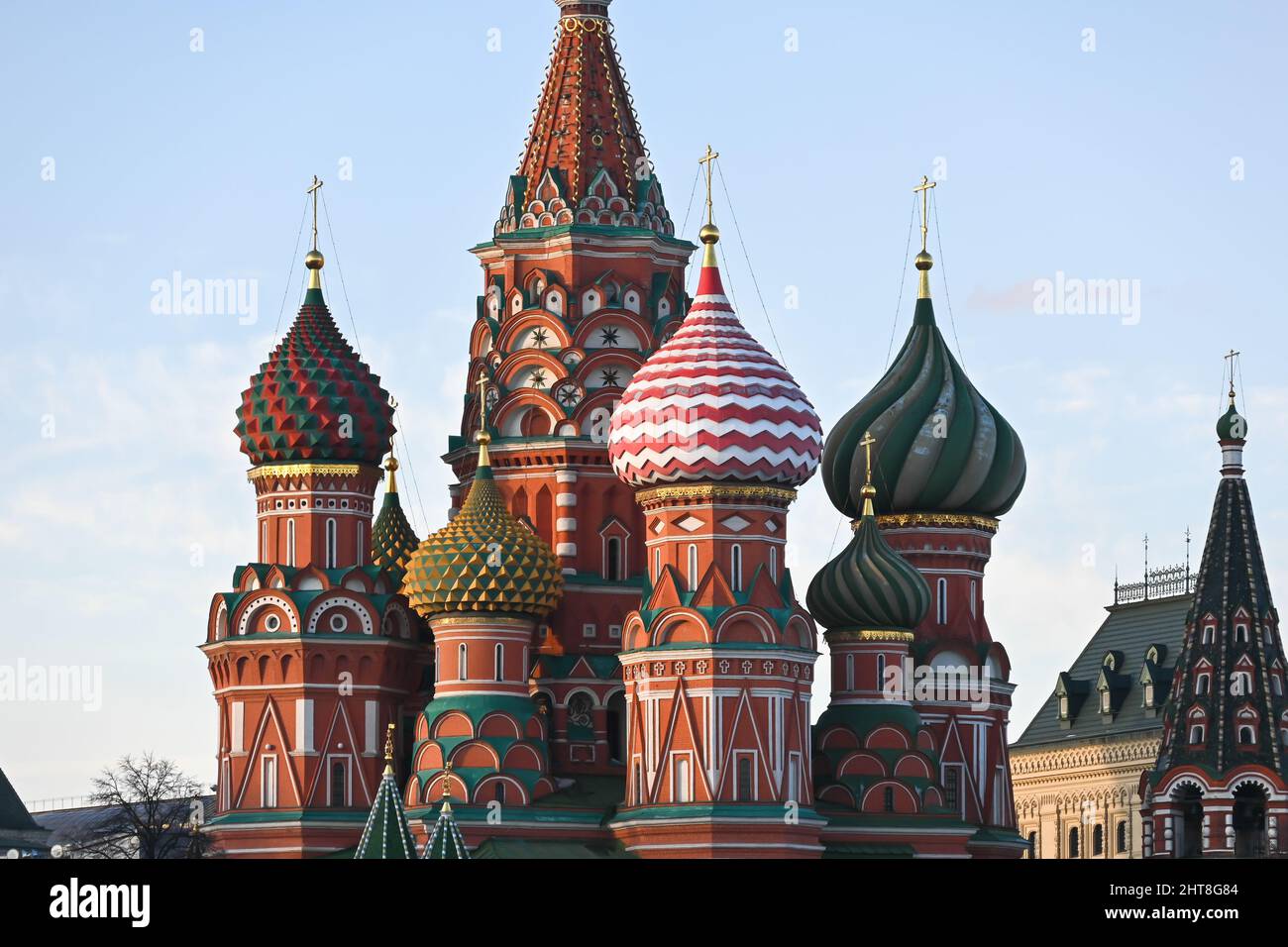 Kuppeln der Basilius-Kathedrale. Abend im Zentrum von Moskau. Stockfoto