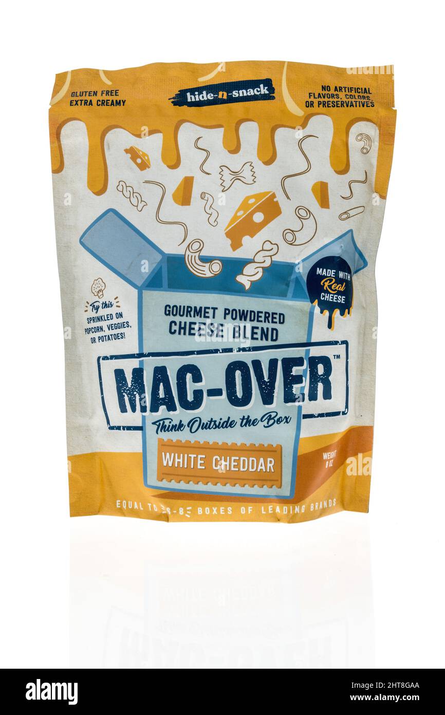Winneconne, WI -26. Februar 2021: Ein Paket von Hide n Snack mac über Cheddar-Käsepulver auf einem isolierten Hintergrund Stockfoto