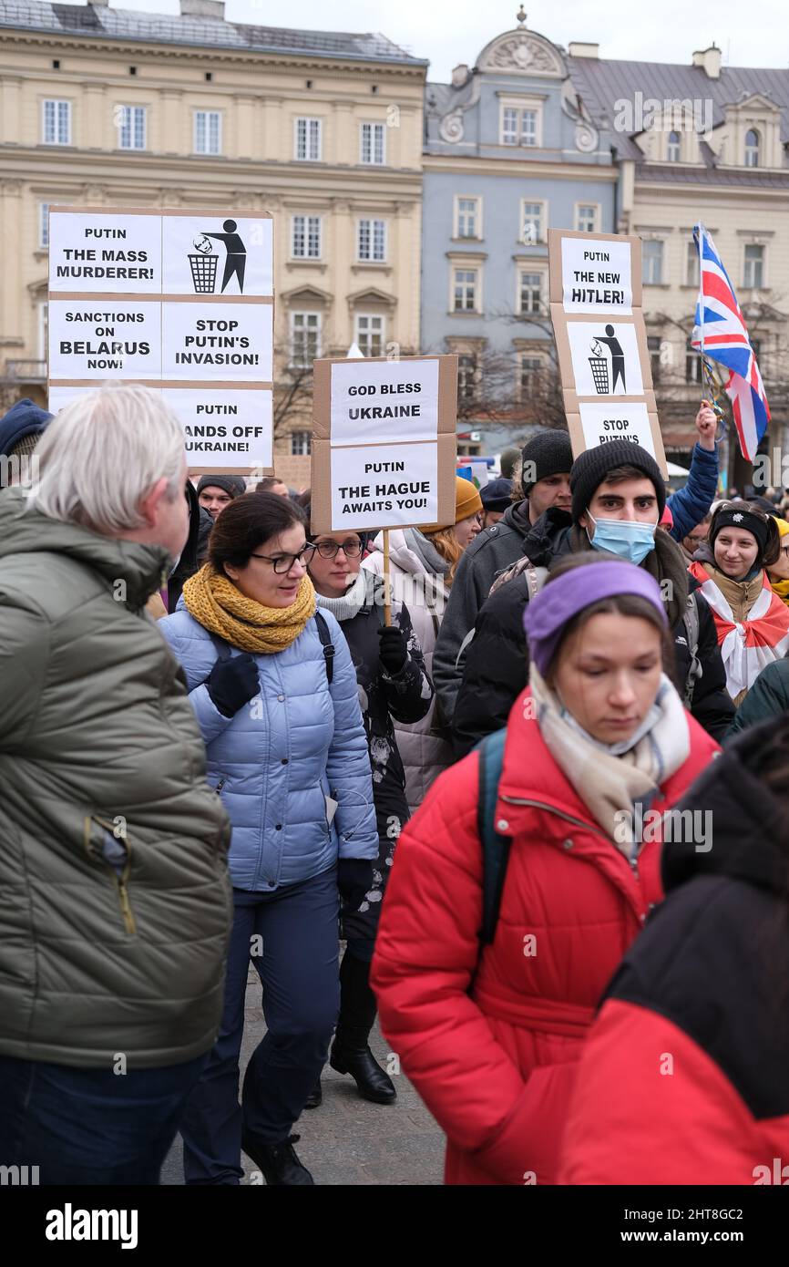 Polen - 27. Februar 2022: Demonstration gegen russische Aggression in der Ukraine, Menschen mit politischen Transparenten sagen Nein zu Putin, Krieg beenden, Krieg Ukraine Stockfoto