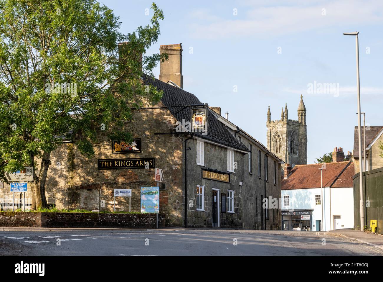 Der King's Arms Pub und der Turm der Holy Trinity Church in der Stadt Shaftesbury, Dorset. Stockfoto