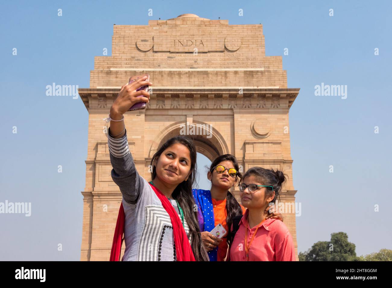 Touristen, die Selfie am India Gate, Neu-Delhi, Indien, machen Stockfoto