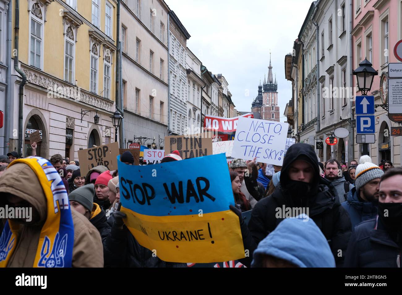 Polen - 27. Februar 2022: Demonstration gegen russische Aggression in der Ukraine, Menschen mit politischen Transparenten sagen Nein zu Putin, Krieg beenden, Krieg Ukraine Stockfoto