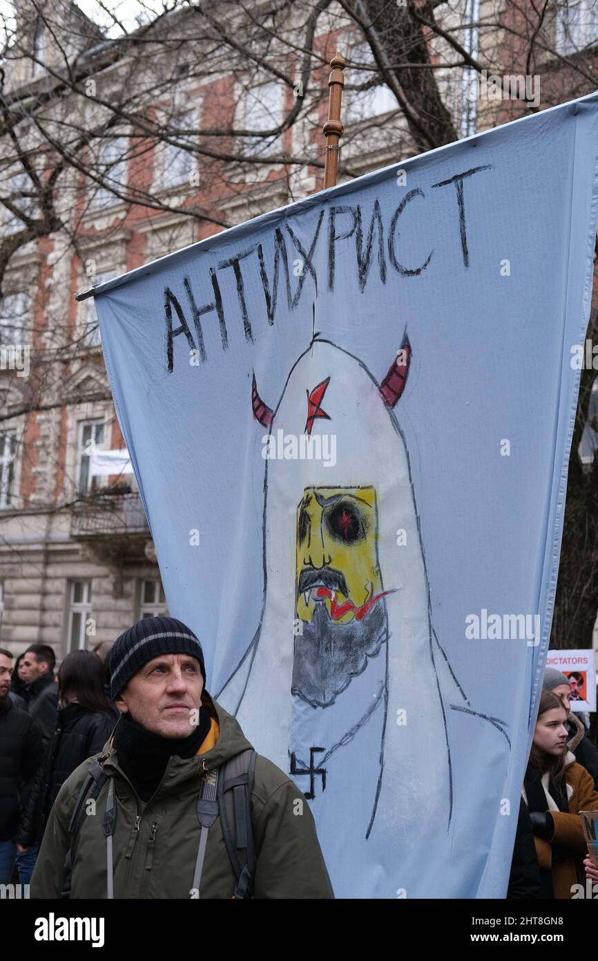 Polen - 27. Februar 2022: Demonstration gegen russische Aggression in der Ukraine, Menschen mit politischen Transparenten sagen Nein zu Putin, Krieg beenden, Krieg Ukraine Stockfoto