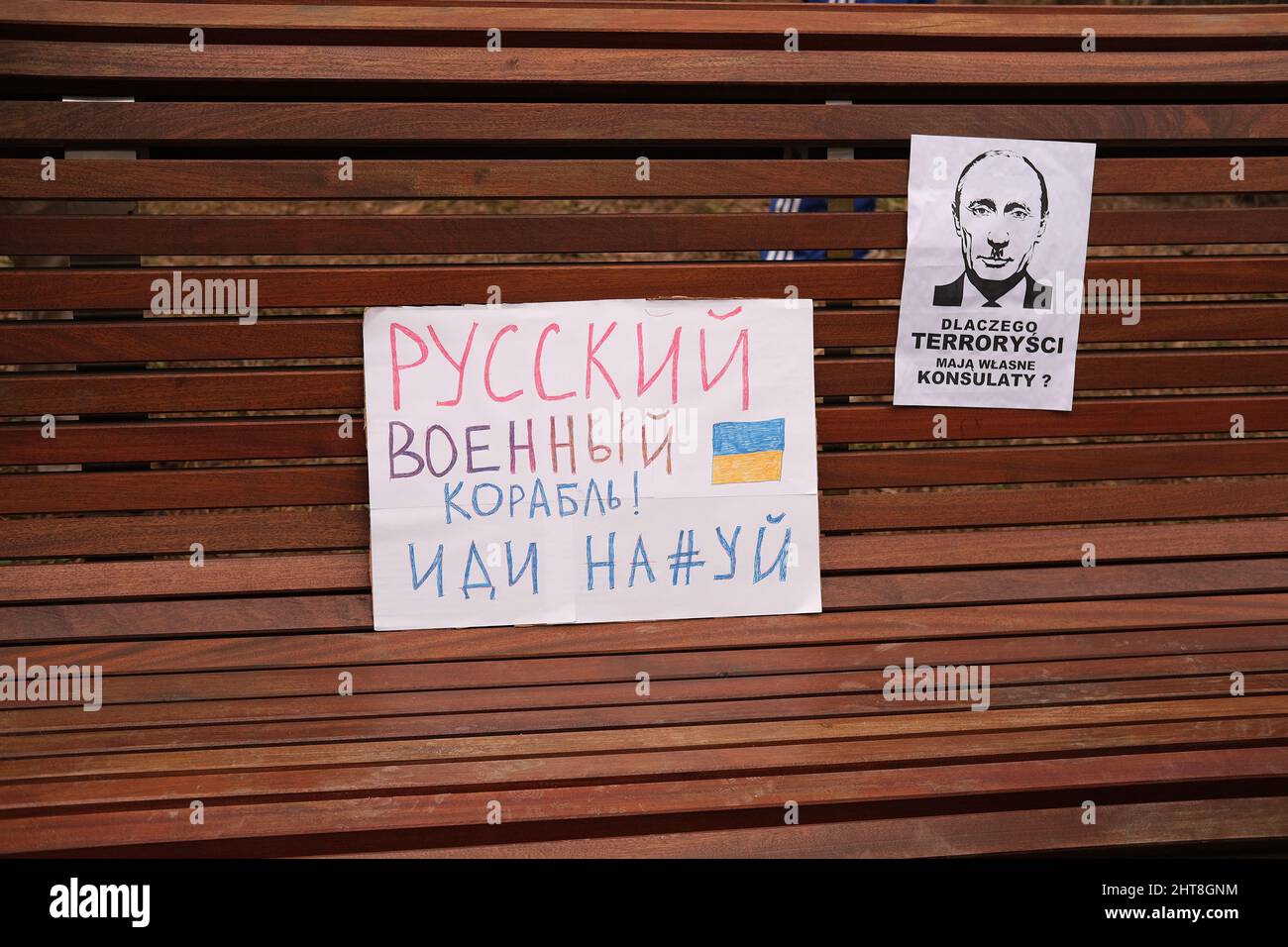 Polen - 27. Februar 2022: Demonstration gegen russische Aggression in der Ukraine, Menschen mit politischen Transparenten sagen Nein zu Putin, Krieg beenden, Krieg Ukraine Stockfoto