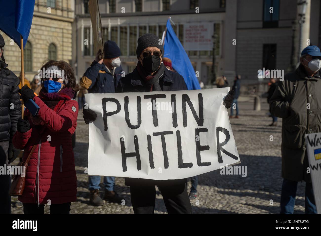 München, Deutschland. 27.. Februar 2022. Teilnehmer mit Unterschrift. Am 27. Februar 2022 versammelten sich mehr als 2000 Teilnehmer am Max-Joseph-Platz in München, um ihre Solidarität mit der Ukraine zu zeigen. Die Demonstranten forderten den sofortigen Abzug der russischen Truppen, eine politische Lösung des Konflikts, die Unterstützung der deutschen Regierung und sofortige Sanktionen gegen Russland. (Foto: Alexander Pohl/Sipa USA) Quelle: SIPA USA/Alamy Live News Stockfoto